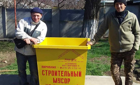 У Мирному та Широкій Балці з'явилися вперше в історії сіл контейнери для сміття