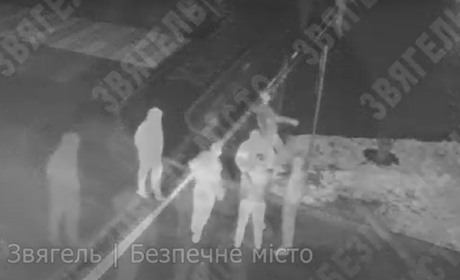 Хулігани на площі Лесі Українки: у Звягелі показали чергове відео з камер відеоспостереження