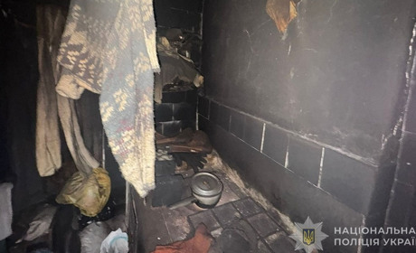 Секунди вирішували все: екіпаж поліції встиг витягти чоловіка з пастки у власному домі у Шостці