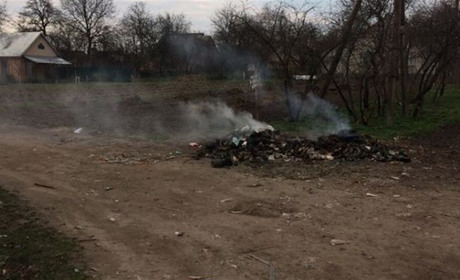 У Кременці, на одній із вулиць, хтось спалив контейнери для сміття: зловмисників розшукують