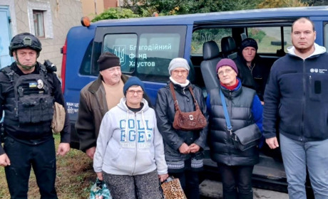 На Харківщині поліцейські евакуюють людей і рятують постраждалих після обстрілів