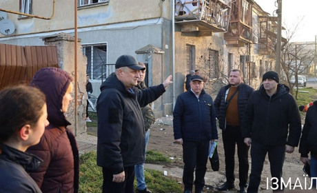 На місці влучань шахедів в Ізмаїлі проводиться ліквідація наслідків атаки