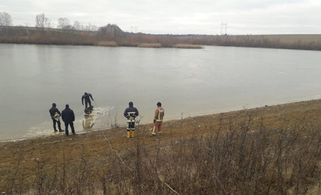 Двоє чоловіків зі Жмеринки провалилися під лід і потонули: рятувальники б'ють на сполох