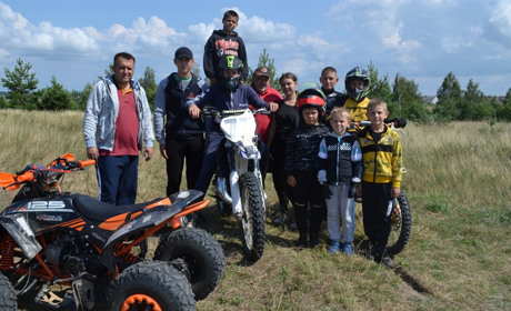 Юні спортсмени-мотокросівці з Володимирця кажуть: карантин і війна - це перешкоди, які треба долати