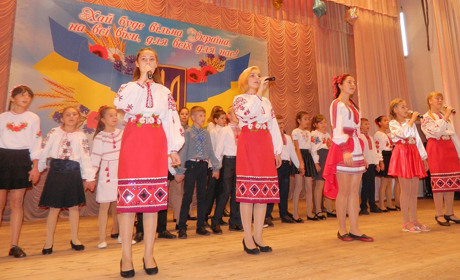 Щедрі побажання й яскраві подарунки - вчителів району привітали зі святом