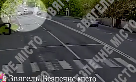 У Звягелі показали відео двох автотрощ, які зафіксували камери системи "Безпечне місто"