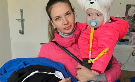 Одяг, продукти, засоби гігієни та дитячі суміші: у Жовтих Водах роздають допомогу переселенцям