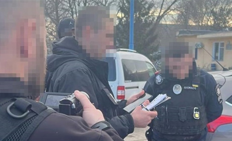 Патрульний на Одещині вимагав гроші у перевізників зерна: тариф 400 доларів