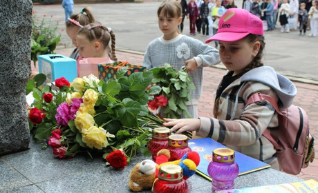 Дзвіночки, янголи та хвилина мовчання: у Біляївці вшанували пам’ять дітей, загиблих через агресію РФ