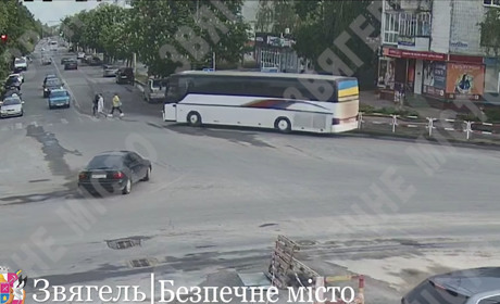 На пішохідному переході у Звягелі дитина потрапила під автобус: відео системи "Безпечне місто"