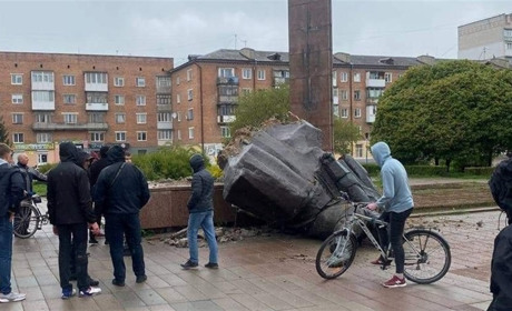 Активісти в Коростені знесли пам'ятник "Комсомольцям": місцева влада була проти