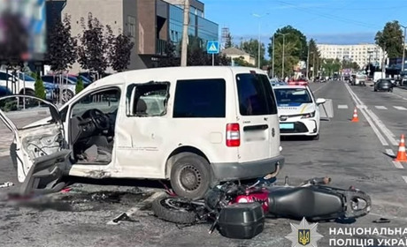 Трагедія на дорозі у Звягелі: мотоцикліст загинув, а водійку автівки госпіталізували