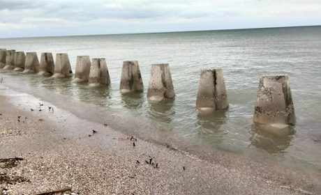 У нацпарку на Одещині шторм руйнує тетраподи, встановлені як оборонні споруди