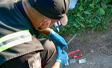 У Звягелі поліцейські знайшли у перехожої згортки з психотропними речовинами в музичній колонці