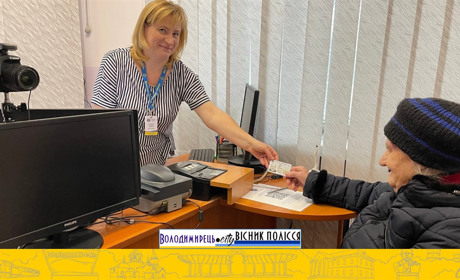 У Вараші 84-річна жінка замінила паперовий паспорт на ID-картку