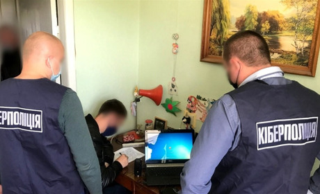 Айтишник у Херсоні розповсюджував дитячу порнографію: зберігав вдома сотні відео