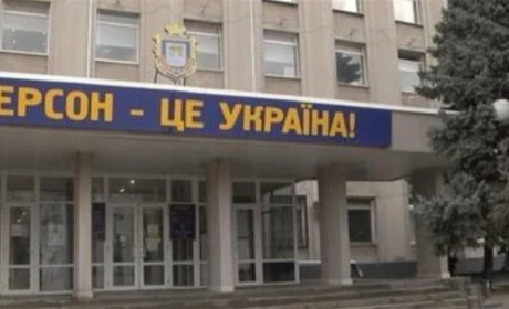 У Херсоні ворог вдарив по скупченню людей, які прийшли по допомогу від влади