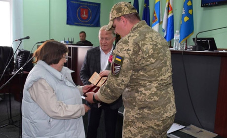 У Біляївці родинам загиблих захисників вручили ордени «За мужність»