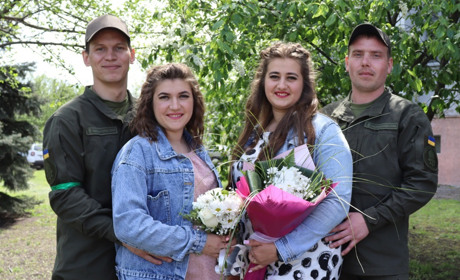 Під звуки сирен народилося дві українські родини: наші захисники країну боронять і одружуються