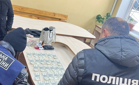 3 000 доларів за ухилення від мобілізації: на Сумщині затримали працівницю військкомату