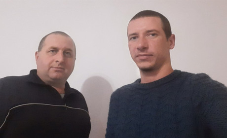 Куми з Нападівки створюють саморобні дровоколи