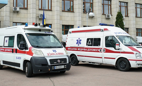Лікарня на Звягельщині отримала спецавтомобіль для медичної евакуації та допомоги для військових