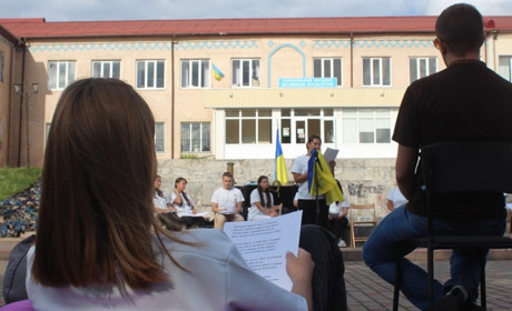 Слово і зброя. Городоччани просто неба слухали вірші Леся Курбаса, Ліни Костенко та сучасних авторів