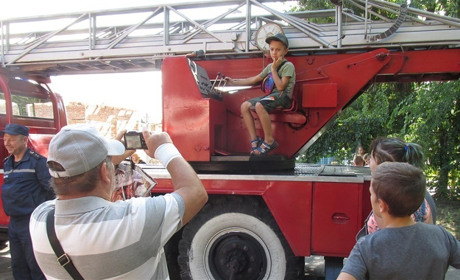 Селфи на пожарной автолестнице: школьникам напомнили о правилах пожарной безопасности