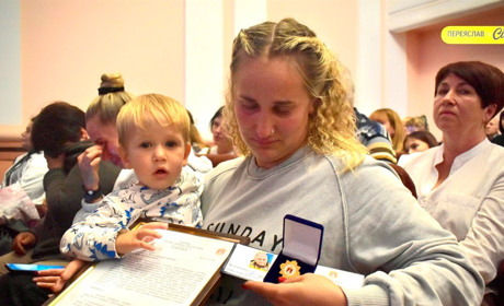 "Хлопці вижили, а мій син – ні": у Переяславі вручили відзнаки "Почесний житель" рідним 64 Героїв