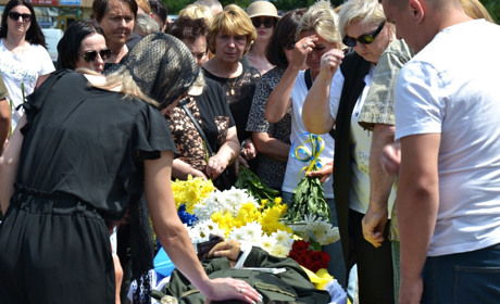 У Сарнах попрощалися з нацгвардійцем Олександром Жабчиком