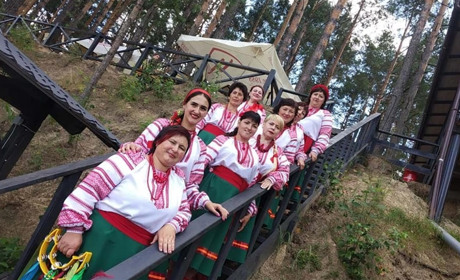 «Ледь не заблукали, але враження — бомбезні!» Як холминські артисти побували на Голубих озерах