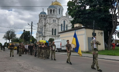 У Глухові прощаються із загиблим на фронті воїном Олександром Єрмоленком