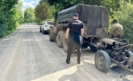 У Сарненському районі на видобутку бурштину в лісі спіймали місцевого