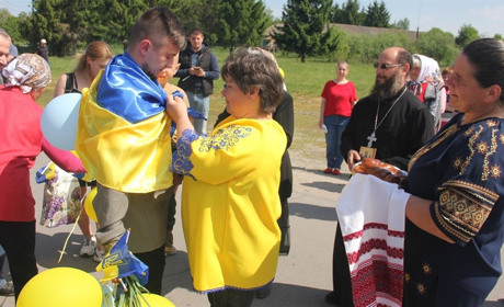 Спасибі, сину, що повернувся: у Жигалівці зустріли воїна, який повернувся з ворожого полону