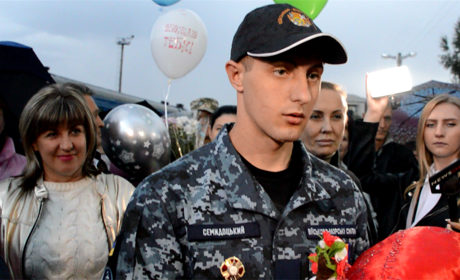 Звільнений моряк Євген Семидоцький повернувся до Сватового: як це було (фото і відео)