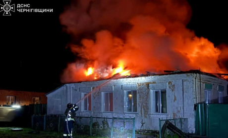 Росіяни знову атакували Чернігівщину: у Семенівці дрон поцілив у житловий будинок, є пожежа