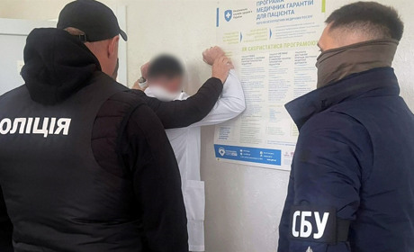 На Хмельниччині правоохоронці викрили на хабарництві посадовця однієї із лікарень