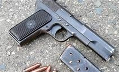 У Славуті правоохоронці вилучили в місцевого жителя нелегальну зброю, боєприпаси до неї та наркотики