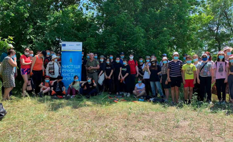 Прибирали берег у Таврійську