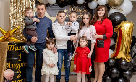 «Тепер у нас справжня СІМ’я!» Подружжя Чередніченків із Переяслава стало батьками сьомої дитини