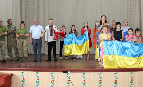 На концерті Олени Білоконь у Ташані дітям вручили премії за навчання, а воїнам – необхідну техніку