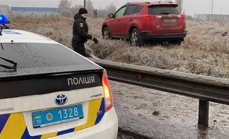 Побили та пограбували: у Кожанці двоє чоловіків напали на сім'ю у їхньому будинку