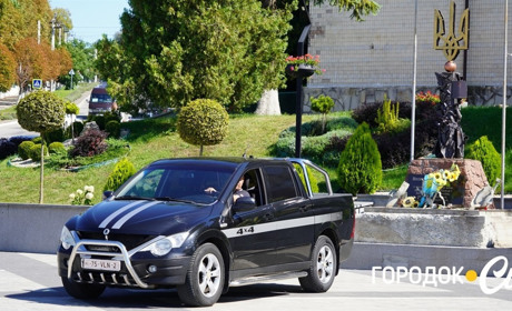 Освітяни Городоччини придбали п’ятий автомобіль для захисників