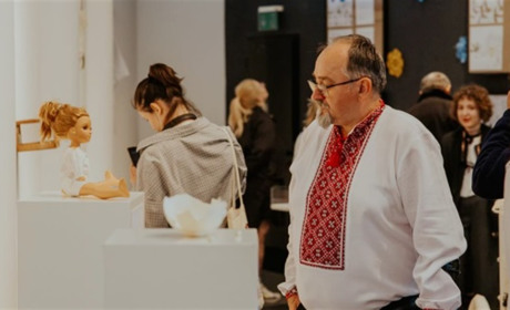 Новокаховчанка представила свої роботи на виставці українських митців у Хорватії