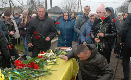 Герой, який довго вважався зниклим безвісти, повернувся додому на щиті