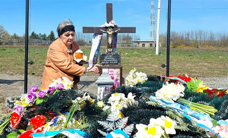 Вірш мами Героя України Віктора Ліпея: «А я могилу обіймаю…»