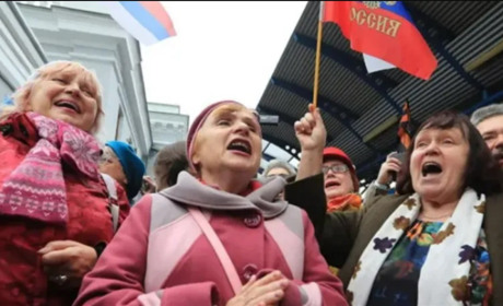 Мало не цілувала поріг: жінка повернулася з Росії