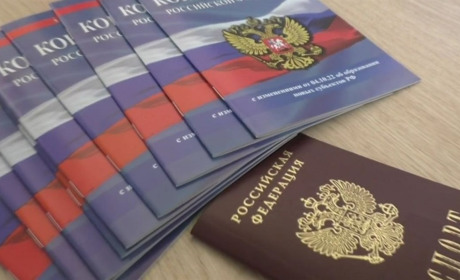 Судитимуть колаборантку, яка у Херсоні видавала документи для оформлення паспортів рф