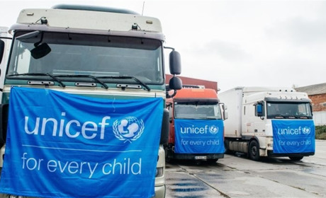 Речі для малечі: UNICEF видає у Кураховому зимовий одяг для дітей