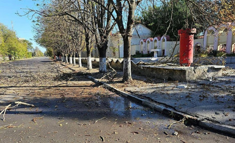 Окупанти гатять по Херсону: 5 поранених, влучання в житлову зону